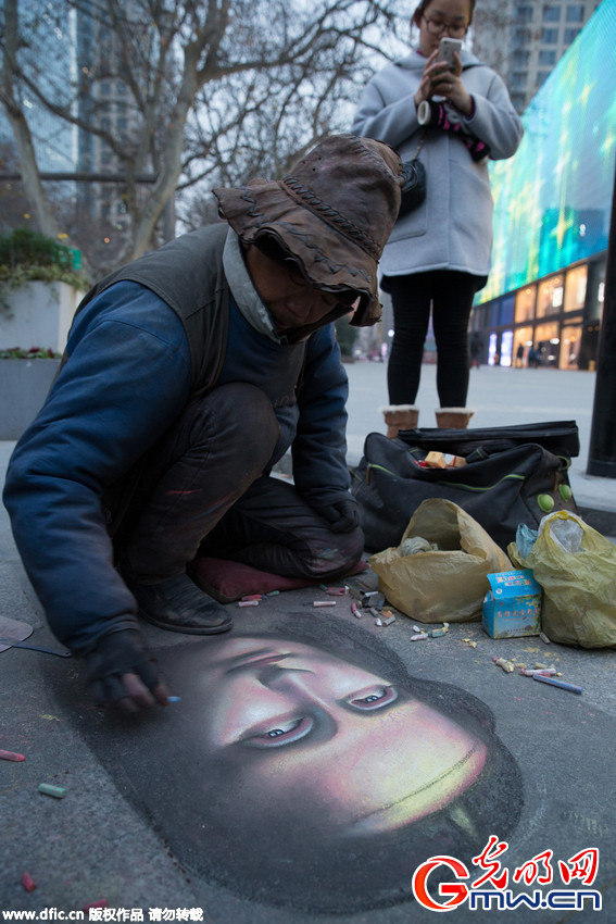 高手在民间：“粉笔画大叔”南京街头绘制蒙娜丽莎