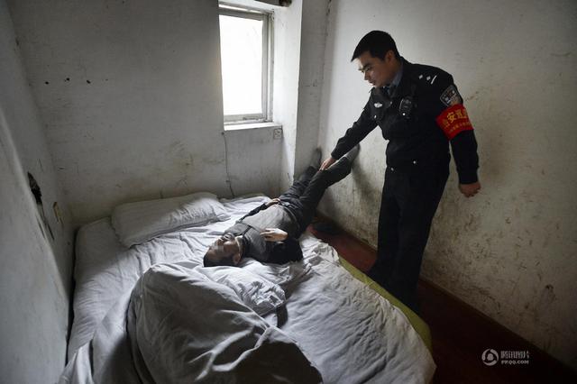 组图：摄影师记录重庆基层派出所1000多个日夜
