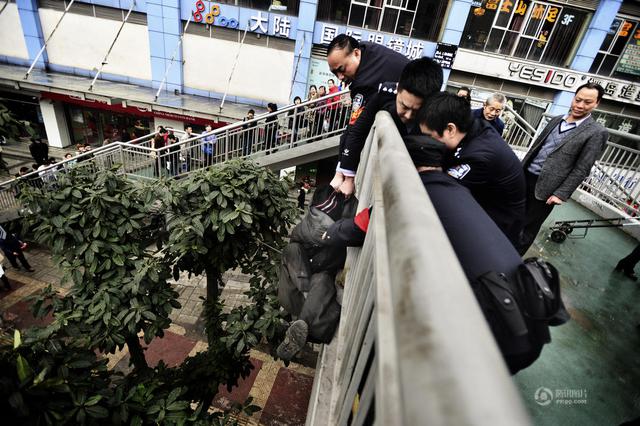 组图：摄影师记录重庆基层派出所1000多个日夜