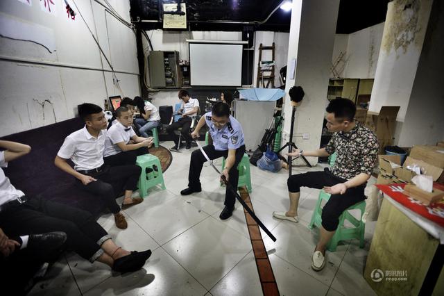 组图：摄影师记录重庆基层派出所1000多个日夜
