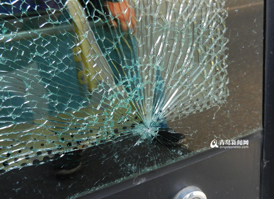 公交车遭钢珠枪袭击 整扇玻璃变蜘蛛网