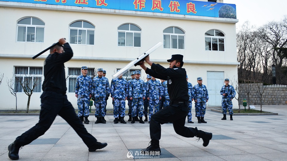 反恐讲座进军营 特警实战演练威武霸气