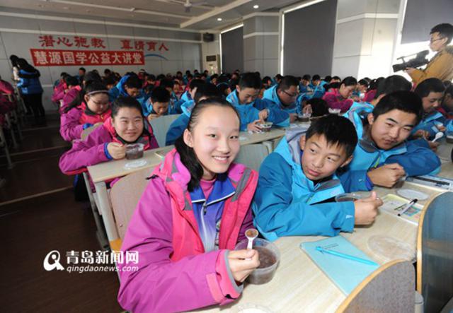 中学生听专家讲腊八起源 边喝粥边听课