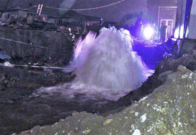 工地水管爆裂现三米多高喷泉 寻事故目击者(图)