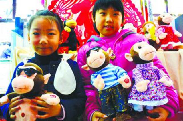 各种猴年生肖玩具饰物热卖 造型机灵格外受宠