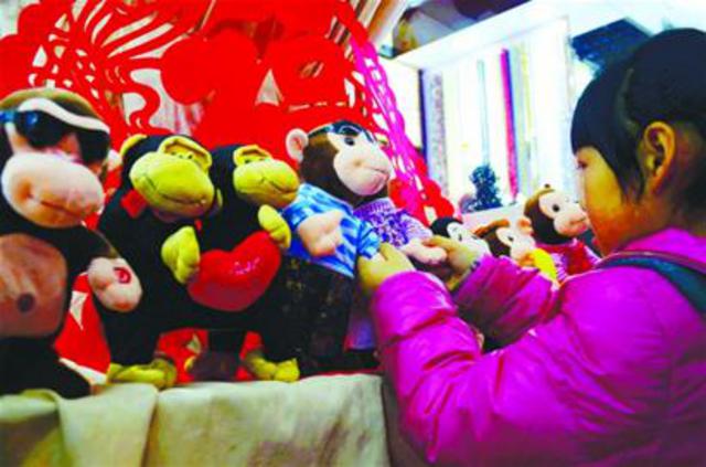 各种猴年生肖玩具饰物热卖 造型机灵格外受宠