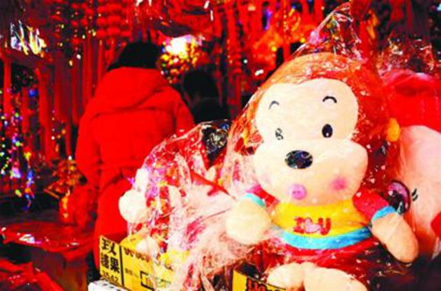 各种猴年生肖玩具饰物热卖 造型机灵格外受宠