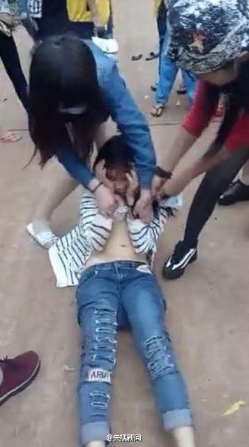 海南15岁少女遭围殴 被扒光衣服拍视频