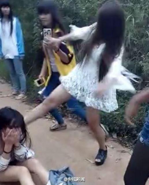 海南15岁少女遭围殴 被扒光衣服拍视频
