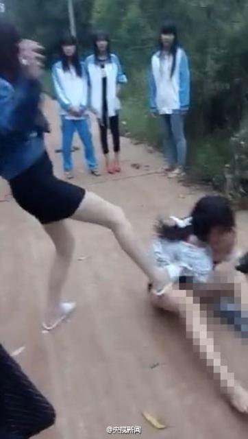 海南15岁少女遭围殴 被扒光衣服拍视频
