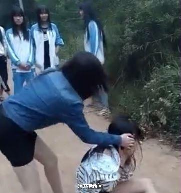 海南15岁少女遭围殴 被扒光衣服拍视频
