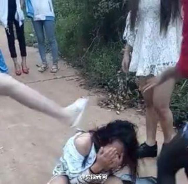 海南15岁少女遭围殴 被扒光衣服拍视频