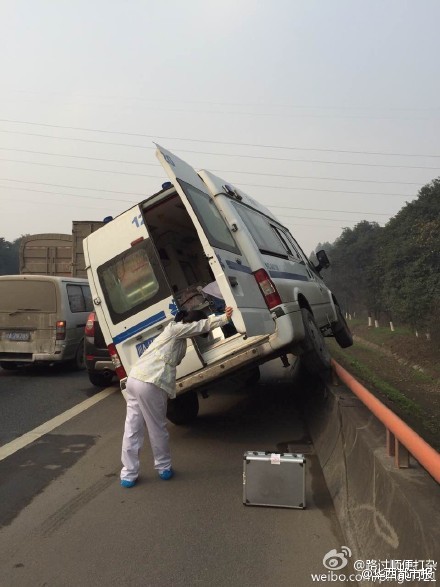 私家车抢应急道 120急救车被逼上护栏