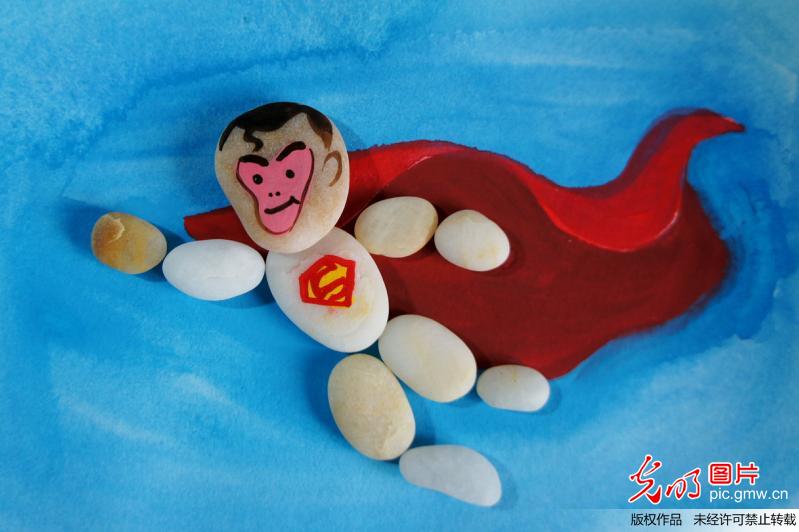 高清：青岛女教师用石头创作表情 石猴变超人