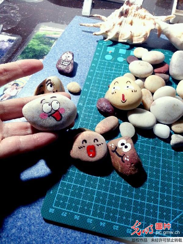 高清：青岛女教师用石头创作表情 石猴变超人