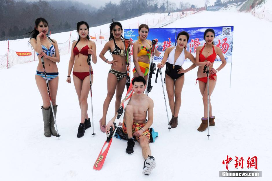 高清：模特零下10度泳装亮相滑雪场 美丽冻人