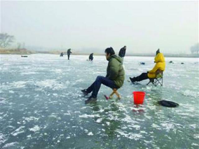 青岛市区一夜入冰窖 北九水冰瀑高达10米 青岛市区一夜入冰窖 北九水冰瀑高达10米