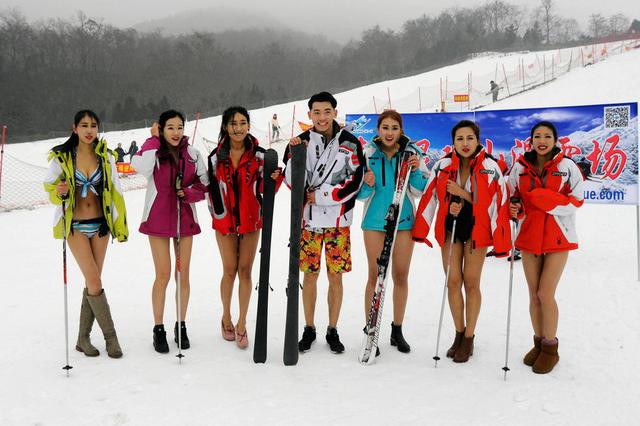 为挣钱也是拼了 模特零下10度穿比基尼滑雪(图)