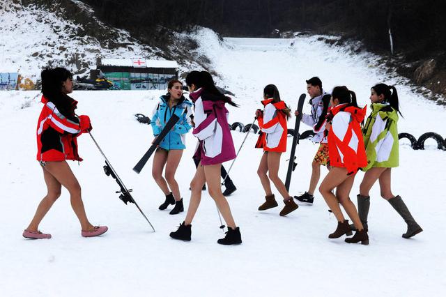 为挣钱也是拼了 模特零下10度穿比基尼滑雪(图)