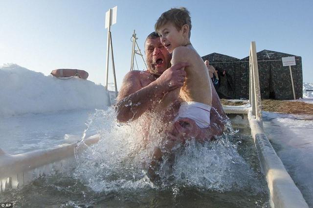 组图：俄罗斯美女穿比基尼零下30℃下水玩冰浴