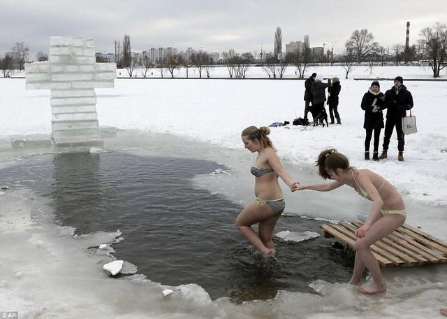 组图：俄罗斯美女穿比基尼零下30℃下水玩冰浴