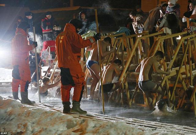 组图：俄罗斯美女穿比基尼零下30℃下水玩冰浴