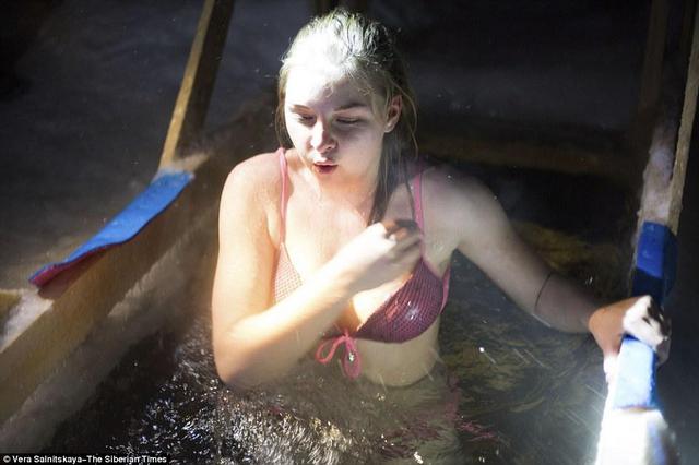 组图：俄罗斯美女穿比基尼零下30℃下水玩冰浴