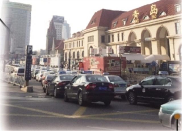 春运前火车站打车秩序探访：出租车依序停靠
