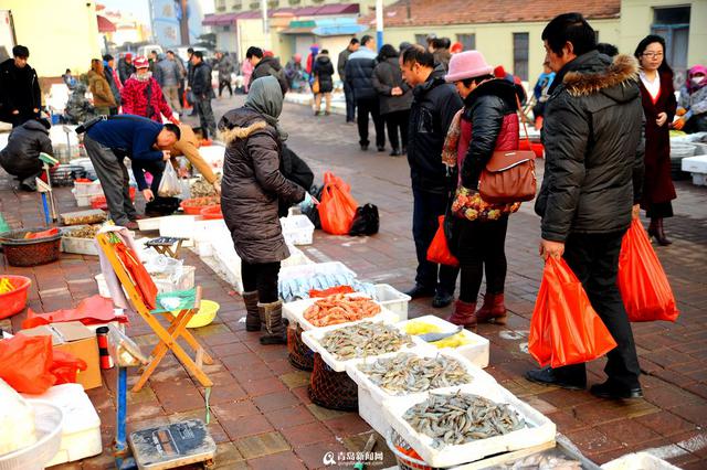 积米崖海鲜市场迁至渔港外 海捕鱼热卖(组图) 积米崖海鲜市场迁至渔港外 海捕鱼热卖(组图)