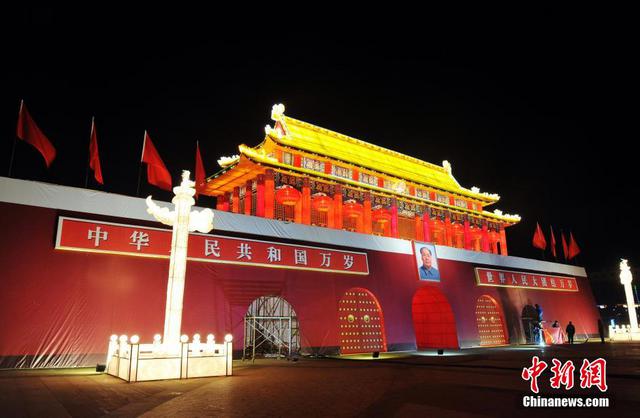 南昌现逼真“天安门城楼”大型灯组