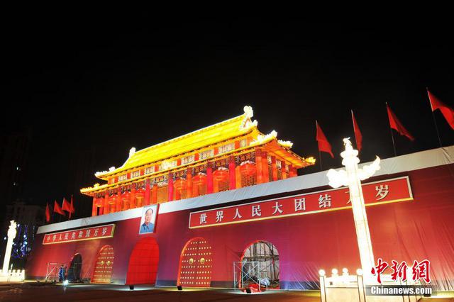 南昌现逼真“天安门城楼”大型灯组