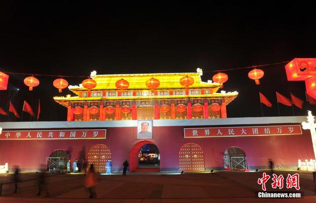 南昌现逼真“天安门城楼”大型灯组