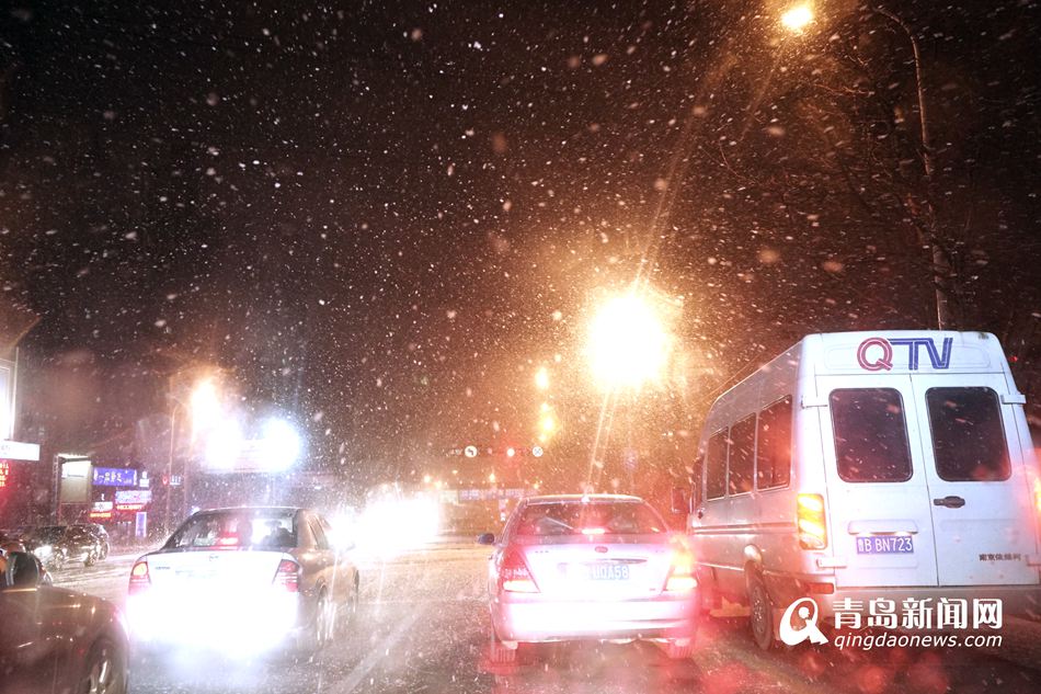 青岛迎2016年首场雪 多道路积雪环卫工人忙碌