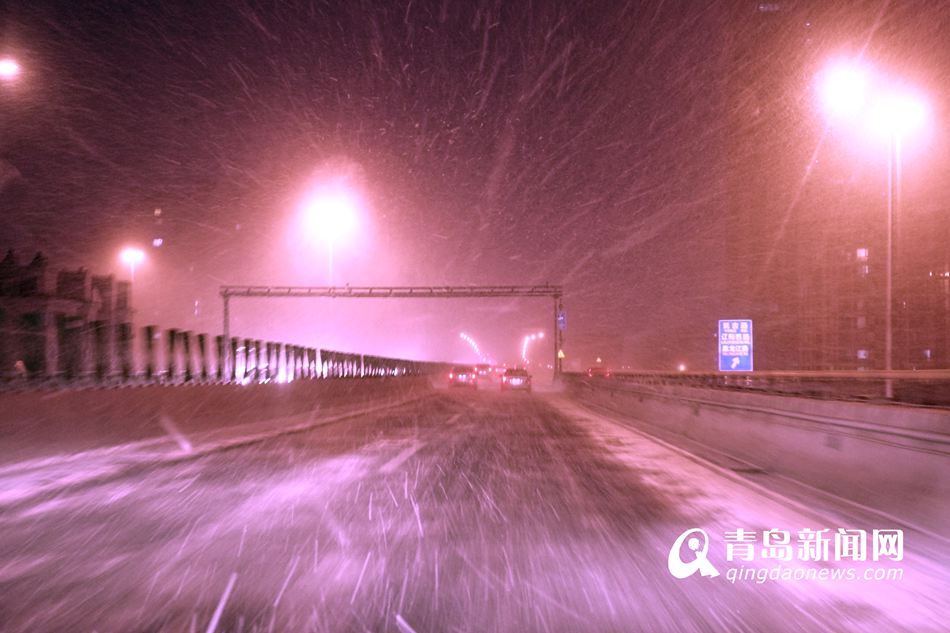 青岛迎2016年首场雪 多道路积雪环卫工人忙碌