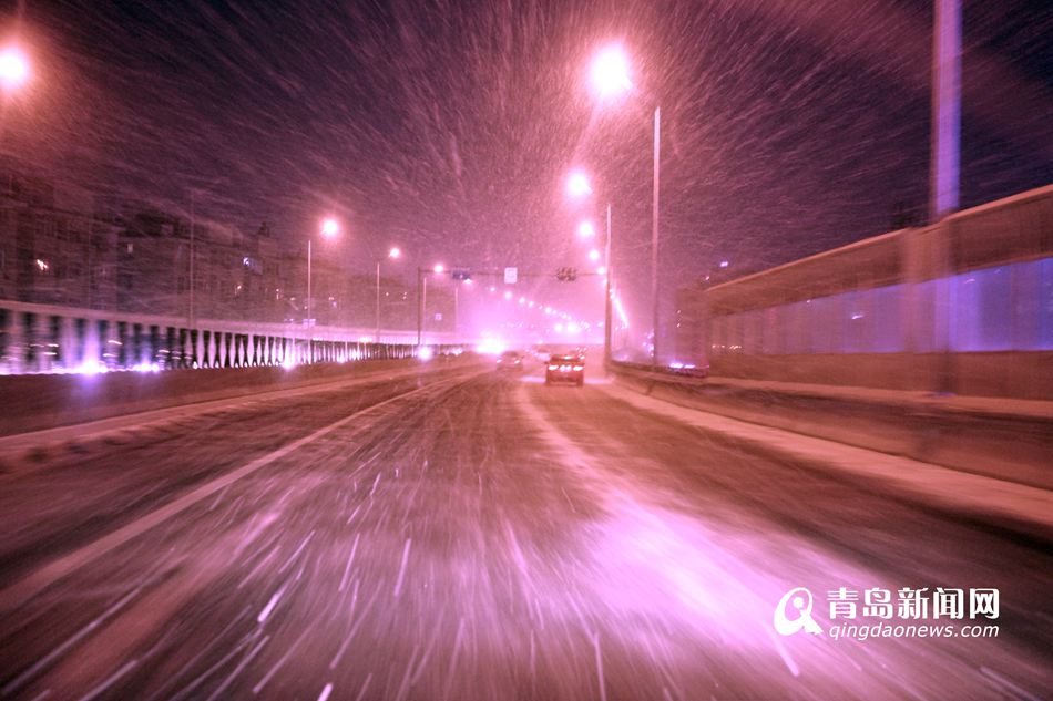 青岛迎2016年首场雪 多道路积雪环卫工人忙碌