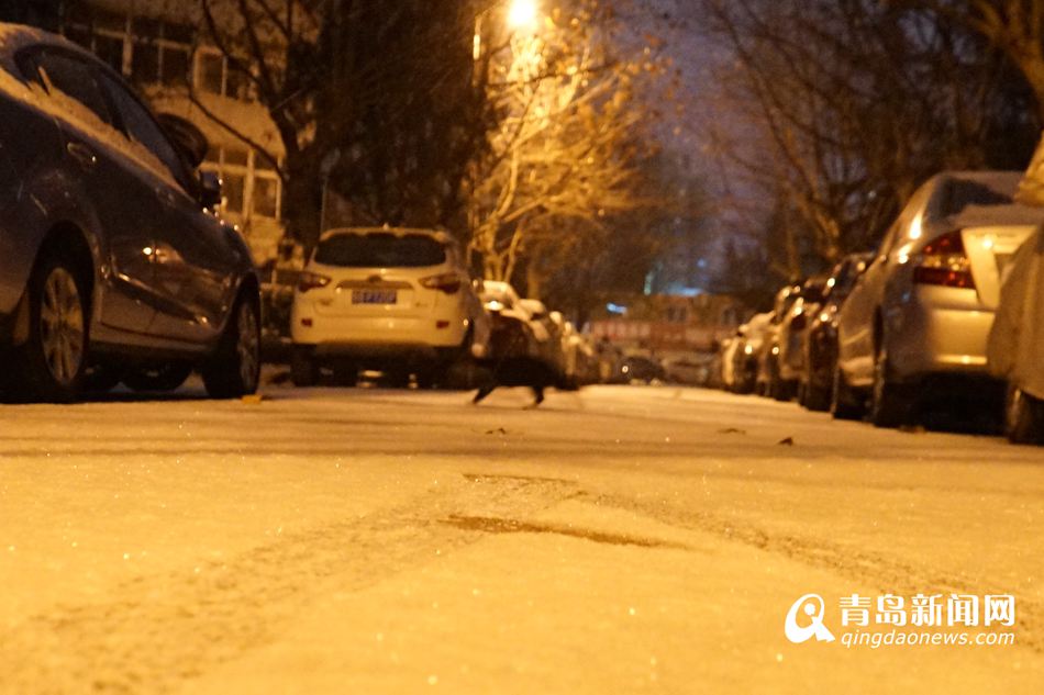 青岛迎2016年首场雪 多道路积雪环卫工人忙碌