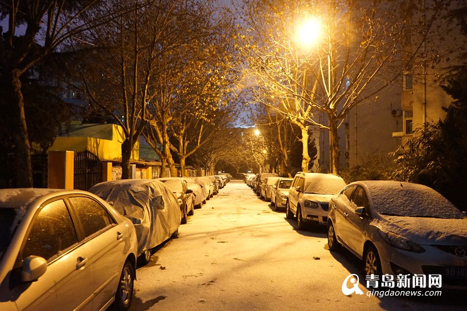 青岛迎2016年首场雪 多道路积雪环卫工人忙碌