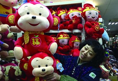 春节饰品沾上猴就好卖 玩偶店光卖猴挣七八百万