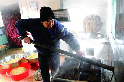 夫妻俩卖海水豆腐15年 凭借百年手艺日销300斤