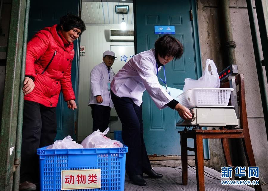 两荤两素一汤15元 普快列车盒饭这样来