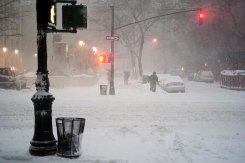 美国怪兽级暴风雪17人死 影响逾万航班(图)