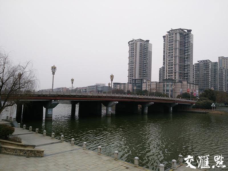 南京六合龙津桥投资2亿多要炸掉重建起争议。交汇点记者卢斌/摄