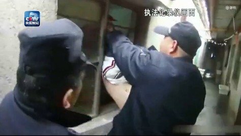 江苏一笨贼作案被卡窗户 民警解救后将其抓捕