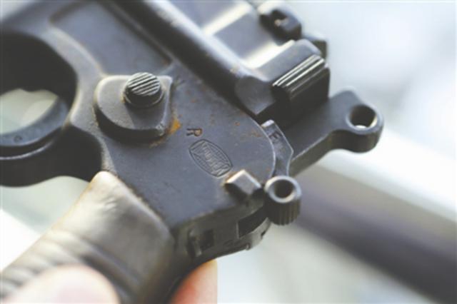 84岁太婆掏出把驳壳枪 惊呆成都民警(图) 84岁太婆掏出把驳壳枪 惊呆成都民警(图)