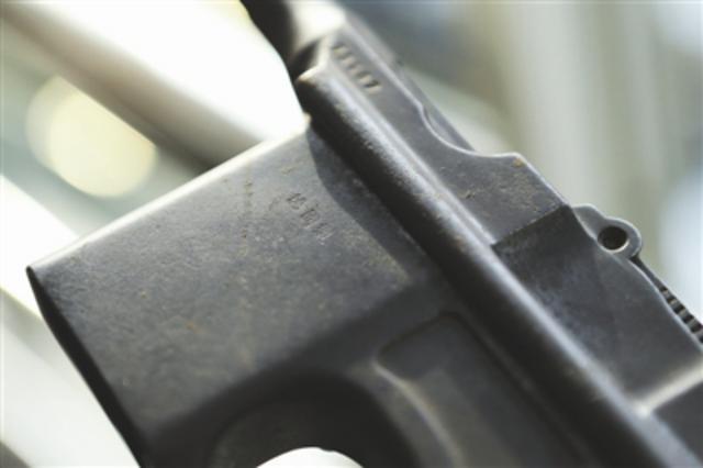 84岁太婆掏出把驳壳枪 惊呆成都民警(图) 84岁太婆掏出把驳壳枪 惊呆成都民警(图)