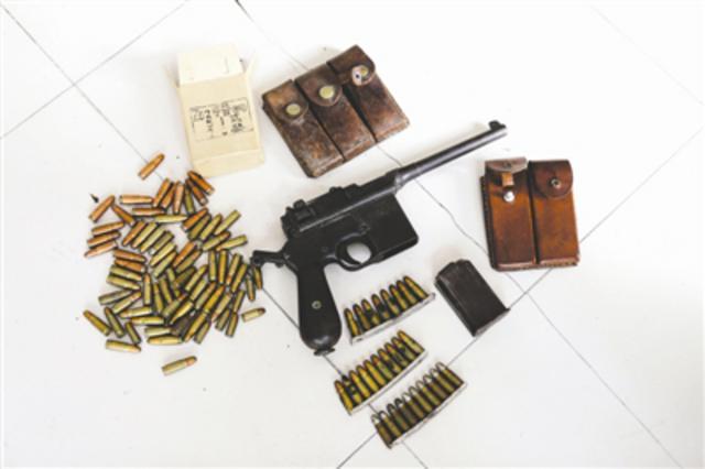 84岁太婆掏出把驳壳枪 惊呆成都民警(图) 84岁太婆掏出把驳壳枪 惊呆成都民警(图)