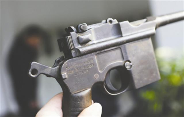 84岁太婆掏出把驳壳枪 惊呆成都民警(图) 84岁太婆掏出把驳壳枪 惊呆成都民警(图)