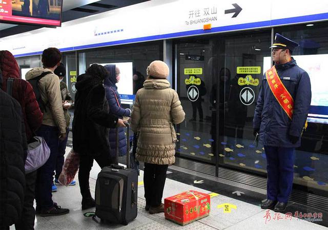 实拍青岛地铁首个春运