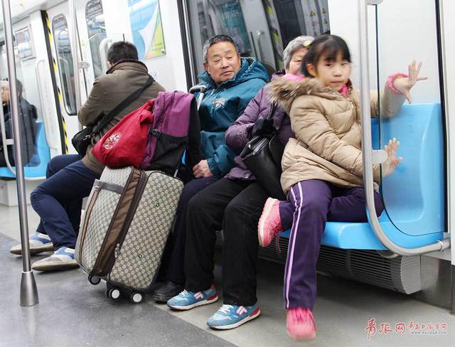 实拍青岛地铁首个春运