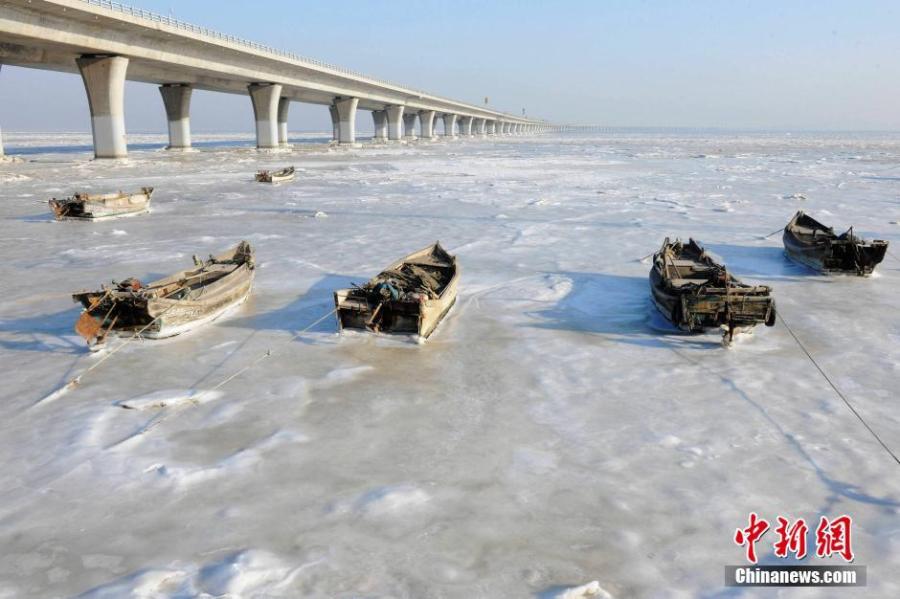 胶州湾冰封场面壮观 渔船冻结在海面
